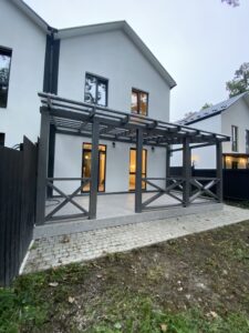 фото котеджу після ремонту ,вид збоку на нову терасу, ворзель