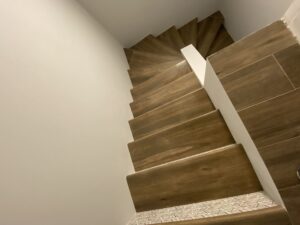 фото котеджу після ремонту ,сходи з плитки, капіноси, ворзель