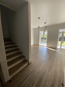 фото котеджу після ремонту вхід в будинок, сходи, ворзель